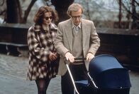 Geliebte Aphrodite – Der Sportreporter Lenny Weinrib (Woody Allen) hat seine Frau Amanda (Helena Bonham Carter) überreden können, einen Stammhalter zu adoptieren.