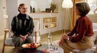 Rote Rosen – Bella (Alessia Mazzola l.) ist von Victorias (Caroline Schreiber r.) Angebot angetan, studienbegleitend bei der EmKA zu arbeiten.