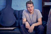 neoriginal: Like a Loser – Nachdem Julian (Ben Münchow) mit seinem Gitarrenkoffer von einer älteren Frau für einen Obdachlosen gehalten wurde, fragt er sich, was er mit seinem Leben nun anstellt.