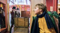 Unheimlich perfekte Freunde – Frido (Luis Vorbach) versteckt sich hinter dem Schrank, während der Spiegelkabinettbesitzer (Butz Buse) eine Kiste verschiebt.