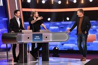 Quizduell-Olymp – Moderator Jörg Pilawa (r.) mit den Kandidaten des Teams „Virtuos“: Till Brönner (l.) und David Garrett (2.v.l.), beide Musiker.