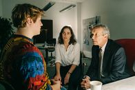Polizeiruf 110 – Von links: Der Tatverdächtige Jonas Borutta (Thomas Schubert) im Verhör mit Kriminaloberkommissarin Elisabeth "Bessie" Eyckhoff (Verena Altenberger) und Kriminaloberrat Josef Murnauer (Michael Roll).
