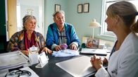 Praxis mit Meerblick – Nora (Tanja Wedhorn, re.) mahnt Roswitha (Petra Kelling, li.) und Michael (Michael Kind, Mitte), mehr auf ihre Gesundheit zu achten.