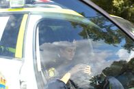 Thin Blue Line – Die zunehmende Kriminalität in den Straßen und die angespannte Situation mit ihrem Großvater macht Leah (Gizem Erdogan) sowohl auf der Arbeit als auch außer Dienst zu schaffen. Doch um etwas zu bewirken will sie weiterzuarbeiten – um jeden Preis.