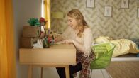 Find me in Paris – Claudine (Audrey Hall) ist begeistert vom Leben in der Gegenwart und schreibt dies Frank in einem Brief. Und sie berichtet ihm alles über Lena, so wie sie es versprochen hatte.