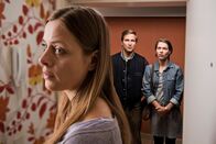 Tatort – Nach der Entführung ihres Sohnes steht Simone Schäfer (Alma Leiberg, l) unter Schock. Ihre Schwester Heike Grabow (Meike Droste) und ihr Schwager Kai Grabow (Lasse Myhr) sind sofort zur Stelle.