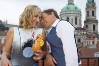 Ein Sommer in Prag – Jannick (Peter Benedict, r.) ist sehr an seiner ehemaligen WG-Freundin Katrin (Katja Weitzenböck, l.) interessiert und scheut vor nichts zurück, um sie zu erobern.
