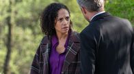 Sturm der Liebe – Nicole (Dionne Wudu, l.) erfährt entsetzt, dass Michael vom Kuss zwischen ihr und Erik (Sven Waasner, r.) weiß.