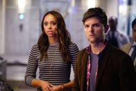 Ghosted – Annie (Amber Stevens West, l.); Max Jennifer (Adam Scott, r.)