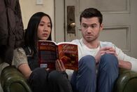 How I Met Your Father – Ellen (Tien Tran, l.); Charlie (Tom Ainsley, r.)