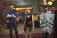 Community – In Greendale findet ein grosses Paintball-Event statt, bei dem der Sieger 100.000 Dollar bekommt. Klar, dass unter anderem Jeff (Joel McHale, l.), Annie (Alison Brie, M.) und Abed (Danny Pudi, r.) gewinnen wollen ...