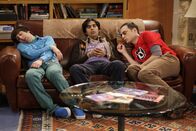 The Big Bang Theory – Die Herren des Rings: Sheldon (Jim Parsons, r.), Raj (Kunal Nayyar, M.) und Howard (Simon Helberg, l.) ...