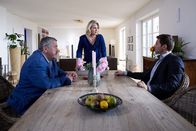 Die Rosenheim-Cops – Petra Ludwig (Christina Rainer) wird von den Kommissaren Hansen (Igor Jeftic, r.) und Hofer (Joseph Hannesschläger, l.) über den Tod ihres Mannes informiert.