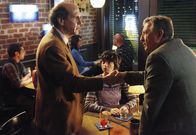 Scrubs - Die Anfänger – Ted (Sam Lloyd, l.) verlässt das Secret Heart, um mit Gooch (Kate Micucci, M.) durch Amerika zu reisen, und wird wider Erwarten von Dr. Kelso (Ken Jenkins, r.) liebevoll verabschiedet ...