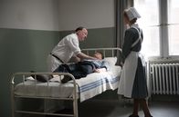 Charité – Widerstandskämpfer Hans von Dohnanyi (Max von Pufendorf, M.) steht als Patient in der Charité unter dem Schutz von Prof. Sauerbruch (Ulrich Noethen, l.). Sauerbruch ahnt nicht, dass Schwester Christel (Frida-Lovisa Hamann, r.) de Crinis über Dohnanyi berichtet.