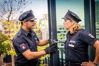 Notruf Hafenkante – Claudia (Janette Rauch) und Tarik (Serhat Cokgezen) überprüfen, wie es möglich war, in die Penthouse-Wohnung des Fotografen Georg Ellerbeck einzubrechen.