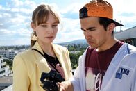 SOKO Wien – Dani (Julia Roy) zeigt Flo (Bagher Ahmadi) ihre Kamera mit der sie ihre Online-Geschichten filmt.
