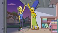 Die Simpsons – "Die Simpsons", "Kristallblaue Versuchung." Ausgerechnet als Bart dringend ein Mittel gegen ADHS braucht, streicht Mr. Burns aus budgetären Gründen die Krankenversicherung für die Kinder seiner Angestellten. In ihrer Not steigt Marge auf Heilkristalle für ihren Sohn um. Wider Erwarten hat sie damit anscheinend auch großen Erfolg. Beflügelt von der magischen Wirkung der Steine beschließt Marge kurzerhand, ganz groß in den Esoterik-Kristallhandel einzusteigen.