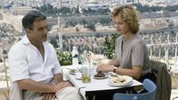 Diese Drombuschs – Vera (Witta Pohl) ist Martin (Michael Degen) nach Israel nachgereist. Bei einem gemeinsamen Essen kommt es endlich zur Aussprache.