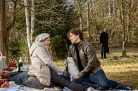 Sturm der Liebe – Michael (Erich Altenkopf, hinten) ist eifersüchtig, als er Rosalie (Natalie Alison, l.) mit Raphael (Jakob Graf, r.) sieht.