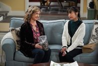 Last Man Standing – Vanessa Baxter (Nancy Travis, l.); Jen (Krista Marie Yu, r.)