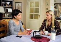 Rote Rosen – ARD ROTE ROSEN FOLGE 1636 Uhr im ERSTEN. Durch Jule (Kim-Sarah Brandts, r.) wird Ariane (Alexandra Horn, l.) klar, dass einen auch unliebsame Arbeit weiterbringen kann.