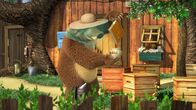 Mascha und der Bär – Zum Glück hat aber der Bär schon einige Erfahrung im Umgang mit Bienen.