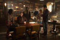 Legacies – (v.l.n.r.) Cleo (Omono Okojie); Alaric Saltzman (Matt Davis); Kaleb (Chris Lee); Ethan (Leo Howard); Jen (Piper Curda); Jed (Ben Levin)