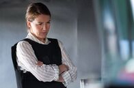 The Tower – Sarah Collins (Gemma Whelan) sucht im Versteck von Matt Brannon nach Hinweisen zu Skyes Aufenthaltsort.