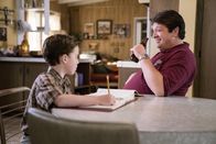 Young Sheldon – Seitdem Sheldon (Iain Armitage, l.) ihm mit Statistiken beim Coachen des Football-Teams hilft, verbringt George (Lance Barber, r.) viel mehr Zeit mit ihm - sehr zum Leidwesen seines anderen Sohnes Georgie ...