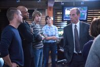 Navy CIS: L.A. – Das Team ist skeptisch, was die Absichten des neuen stellvertretenden Chefs der Los Angeles Abteilung, Owen Granger (Miguel Ferrer, r.), sind: Callen (Chris O'Donnell, l.), Sam (LL Cool J, 2.v.l.), Deeks (Eric Christian Olsen, M.) und Kensi (Daniela Ruah, 2.v.r.) ...