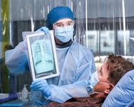 The Good Doctor – L-R: Dr. Shaun Murphy (Freddie Highmore) und Martin Cross (Lochlyn Munro)