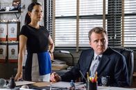 Elementary – Dr. Watson (Lucy Liu, l.) und Capt. Gregson (Aidan Quinn, r.) nehmen die Fährte in einem Fall auf, der eindeutige Verbindungen zur Mafia aufweist. Währenddessen ist Holmes damit beschäftigt, wieder ein besseres Verhältnis zu Det. Bell herzustellen ...