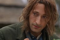 The Village - Das Dorf – Eines Tages bringt Dorftrottel Noah Percy (Adrien Brody) das gesamte Dorf in einen schweren Gewissenskonflikt ...