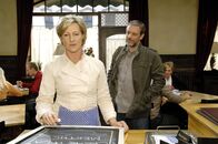 Anna und die Liebe – Ulrich (Wolfgang Wagner, r.) kommt in das Restaurant, um Susanne (Heike Jonca, l.) zu warnen ...