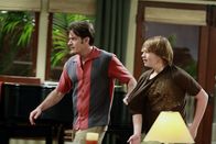 Two and a Half Men – Da Jake (Angus T. Jones, r.) so unverschämt zu Chelsea ist, greift Charlie (Charlie Sheen, l.) ein und verlangt von ihm, sich mit ihr auszusprechen. Mit fatalen Folgen für ihn ...