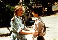 Unsere kleine Farm – Laura (Melissa Gilbert, l.) sagt Albert (Matthew Laborteaux, r.), dass sie ihn sehr wohl als ihren richtigen Bruder ansieht ...