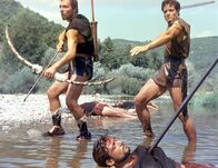 Romulus und Remus – Celere (Gianni Musi, links) und Romulus (Steve Reeves) liefern sich einen Kampf mit den Sabinern.