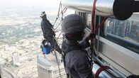 Konstruktionen der Superlative – Rope Access Technicians working.