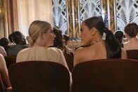 American Horror Story – Anna Victoria Alcott (Emma Roberts, l.); Siobhan Corbyn (Kim Kardashian, r.)