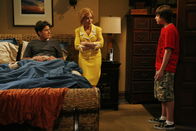 Two and a Half Men – Haben keine Lust auf die von Melissa arrangierte Geburtstagsparty für Alan: Charlie (Charlie Sheen, l.), Evelyn (Holland Taylor, M.) und Jake (August T. Jones, r.) ...