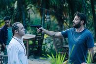 They Were Ten – Hat Vincent (Patrick Mille, l.) Kellys Hund getötet? Xavier (Samuel Le Bihan, r.) traut niemandem und bedroht Vincent mit einer Pistole.