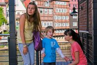 Emm@s Ch@troom – Bei einer Städtetour durch die Lüneburger Altstadt begegnen Ally (Marny Kennedy, li.) und Jackie (Charlotte Nicdao, re.) einem kleinen Jungen (Jordy Wortmann), der sich verlaufen hat.