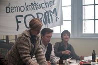 Weissensee – Dunja Hausmann (Katrin Sass, r.) und Sven Fischer (Arnd Klawitter, M.) bei der Gründung der Bürgerrechtsbewegung "Demokratisches Forum".