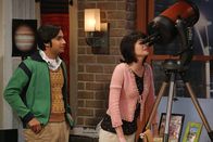 The Big Bang Theory – Während Leonard eine Stelle in Übersee angeboten bekommt, geht Raj (Kunal Nayyar, l.) in seiner Beziehung mit Lucy (Kate Micucci, r.) einen Schritt zu weit ...