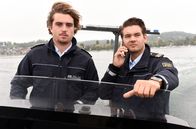 WaPo Bodensee – Bootsführer (Theo Floetemeyer, l.) und Jakob Frings (Max König, r.) sind auf der Suche nach einer Verdächtigen.
