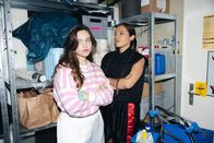 neoriginal: Pumpen – Tom hat Mia (Lotte Becker, l.) und Flora (Lo Rivera, r.) während eines Streits zusammen in die Abstellkammer gesperrt, damit sie sich dort aussprechen.