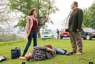 Die Rosenheim-Cops – Noch am Tatort stellen Pathologin Dr. Ursula Kern und Kommissar Korbinian Hofer fest, dass Josef Wiesinger ermordet wurde (v.li.: Maren Schumacher, Joseph Hannesschläger).