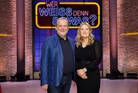 Wer weiß denn sowas? – Die Kandidat:innen in dieser Sendung, einem "Weihnachts-Special 2025": Opernsänger Michael Volle (l.) und die Opernsängerin Gabriela Scherer (r.).
