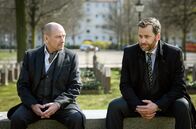 Die Whistleblowerin – Multhaup (Christian Erdmann, l.) trifft Sekolow (Jevgenij Sitochin, r.) in einem Park.